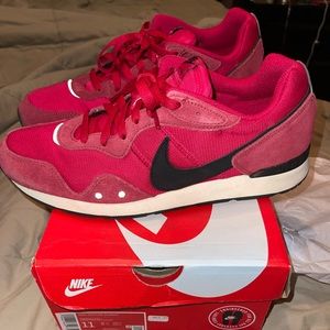 Pomegranate Nike Venture Runners Size 11
